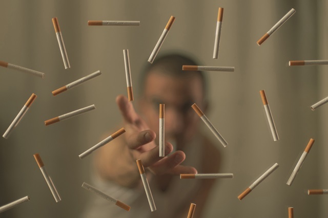 Kuřáků cigaret už neubývá, k tomu narůstá užívání jiných nikotinových produktů